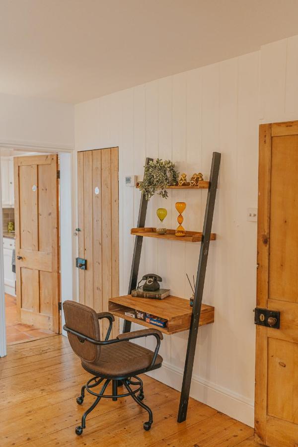 Cotswolds- Homely 2 Bed House With Garden, Wifi - Esho Stays Cirencester Extérieur photo
