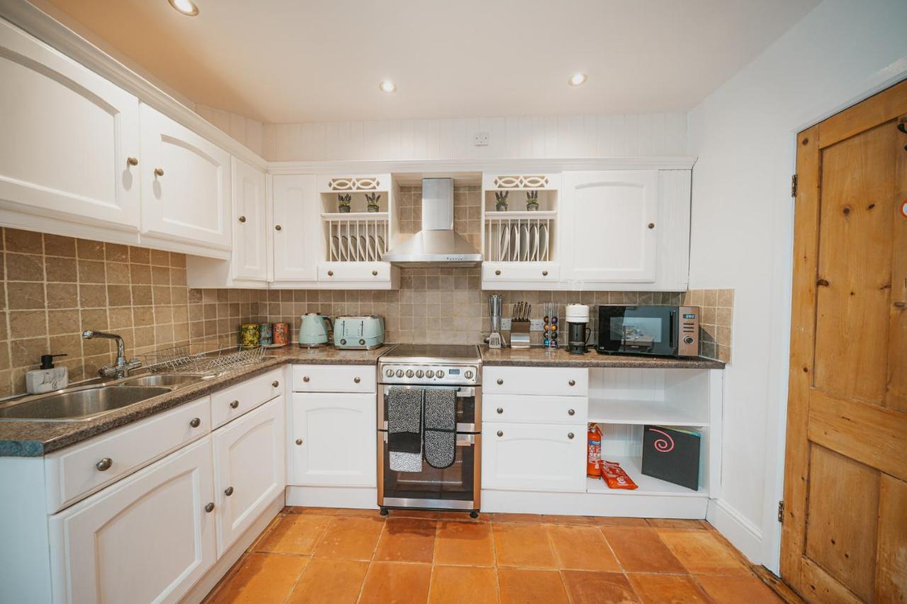 Cotswolds- Homely 2 Bed House With Garden, Wifi - Esho Stays Cirencester Extérieur photo