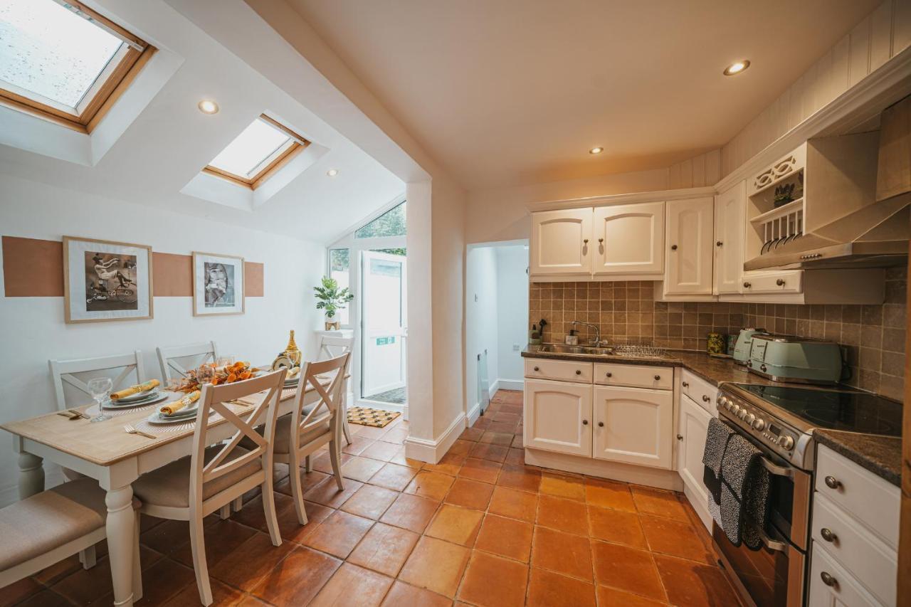 Cotswolds- Homely 2 Bed House With Garden, Wifi - Esho Stays Cirencester Extérieur photo